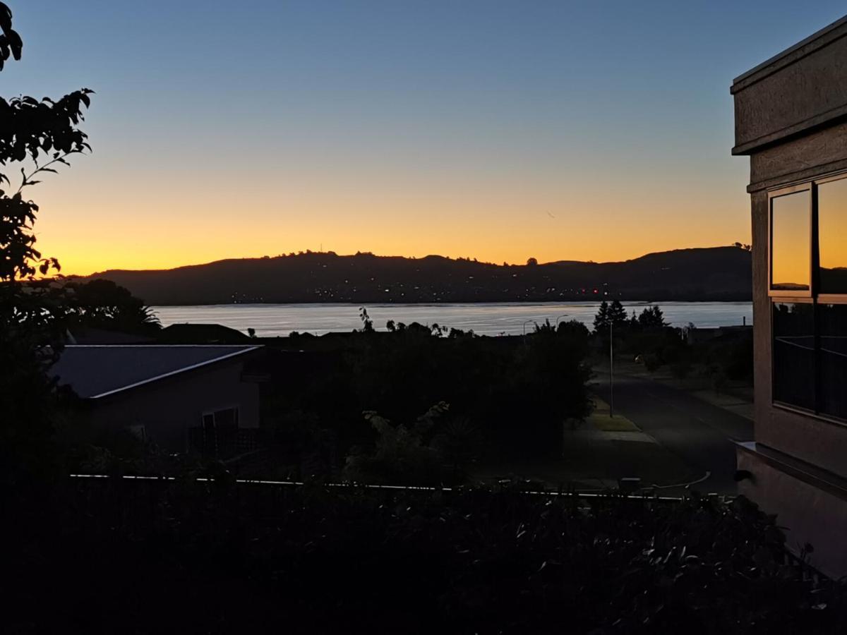 Lake Taupo Holiday Home Екстер'єр фото