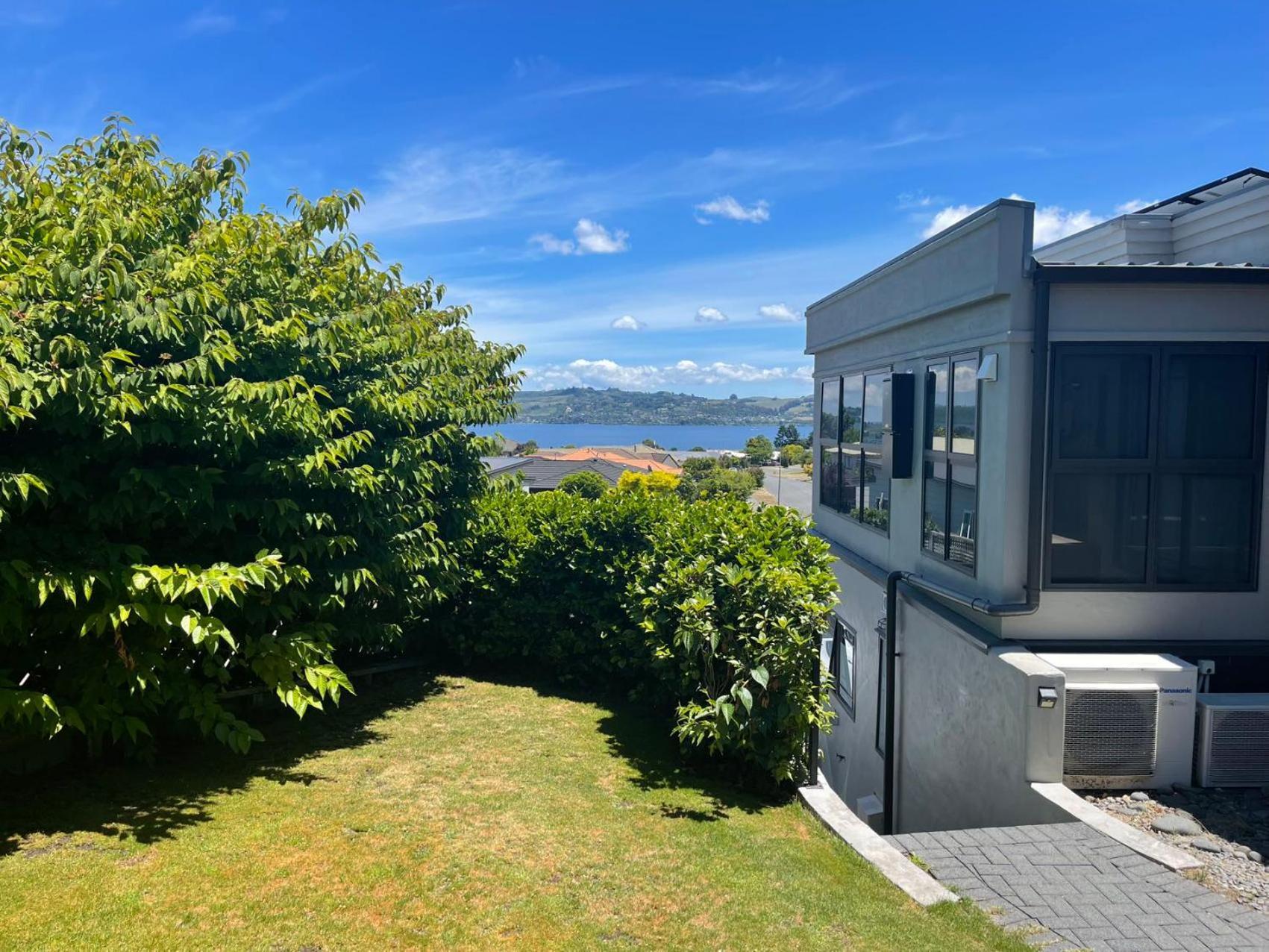 Lake Taupo Holiday Home Екстер'єр фото