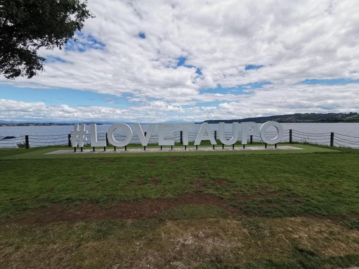Lake Taupo Holiday Home Екстер'єр фото